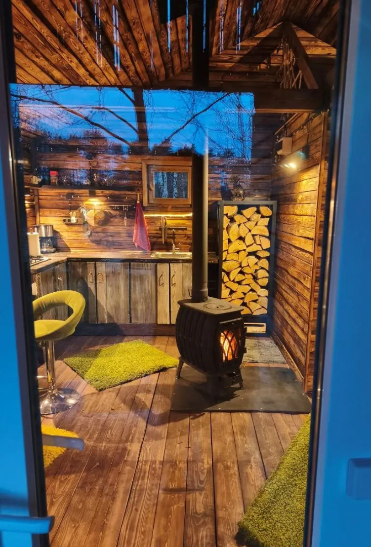 Частный дом в лесу у реки