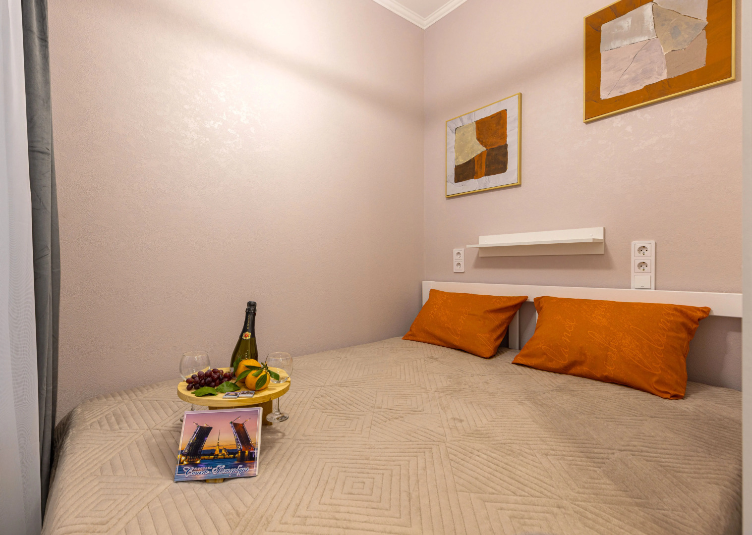 Квартира Дизайнерская Студия на Три Окна Feel At Home у Невского Проспекта