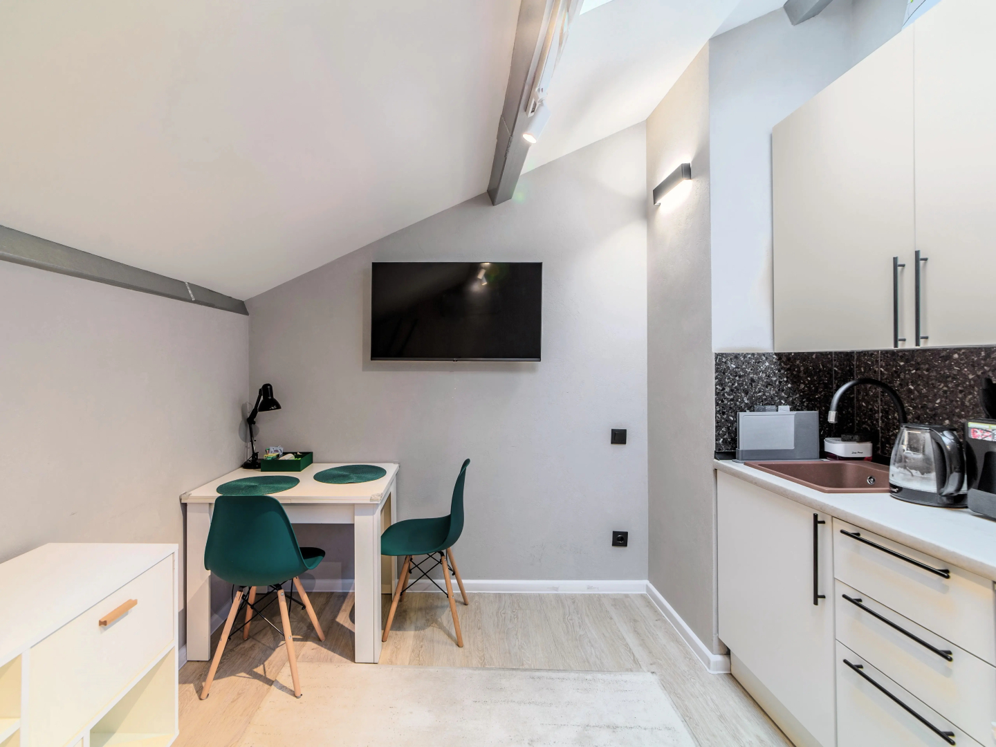 Апартаменты Современные в Скандинавском Стиле с Мансардными Окнами в Центре Москвы