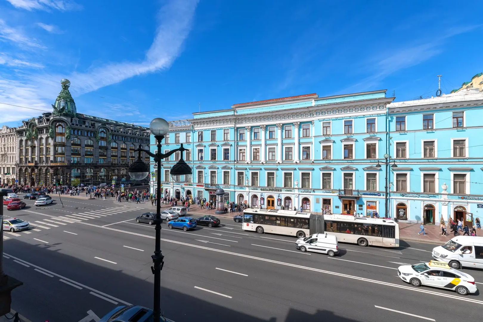 Апартаменты Легенды Невского Проспекта BookingSPB Музыкальная гостиная с видом на Дом Зингера