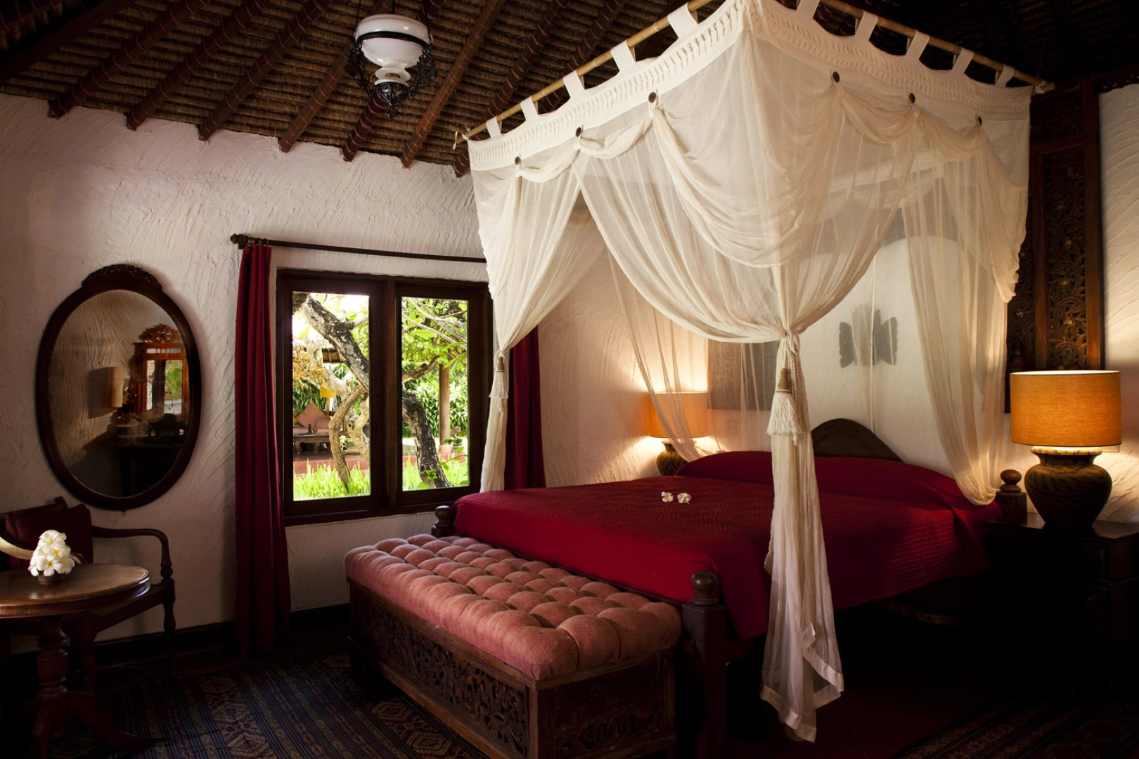 Отель La Taverna Suites