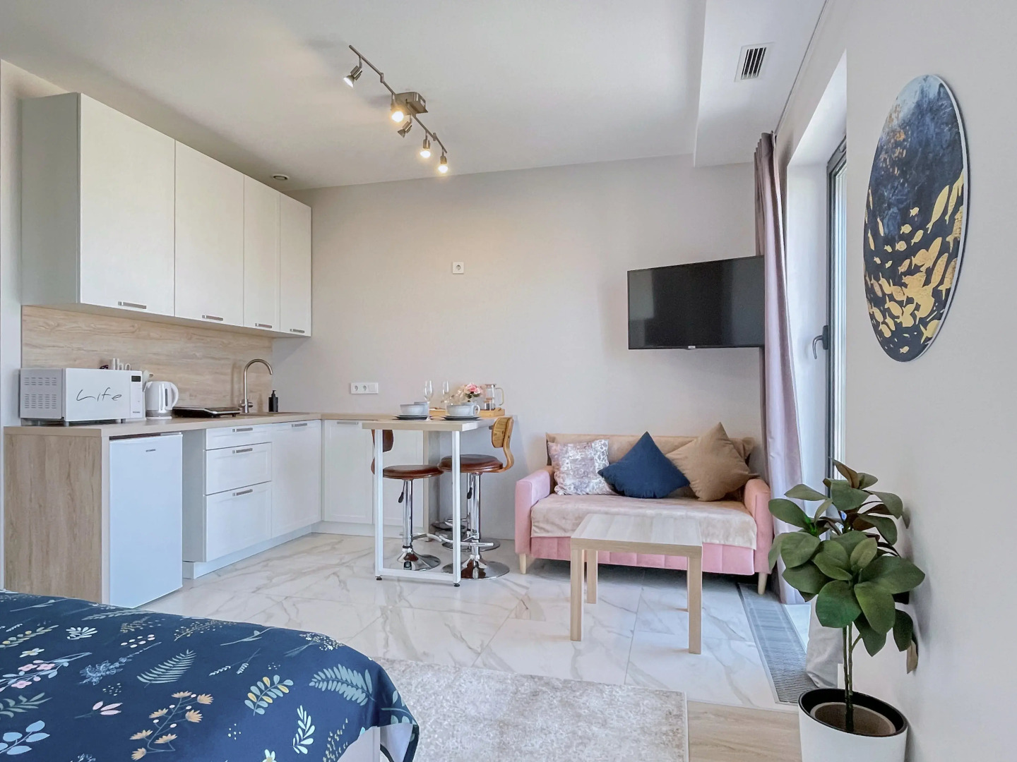 Апартаменты с Панорамными Окнами на 14 Этаже Небоскреба Бизнес-Класс в ЖК D1