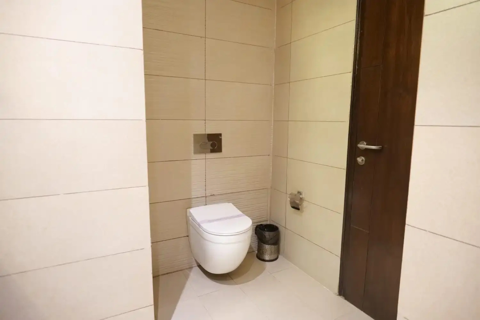 Отель The Emerald Grand