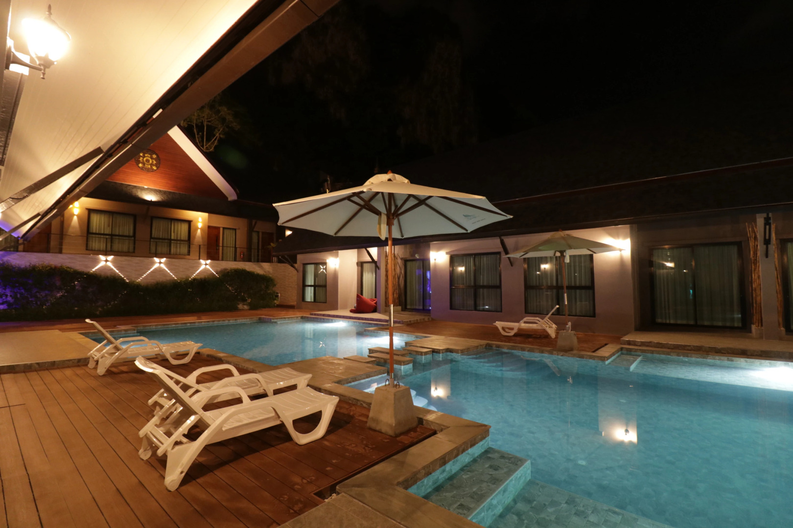 Отель The Scene Cliff View Villas