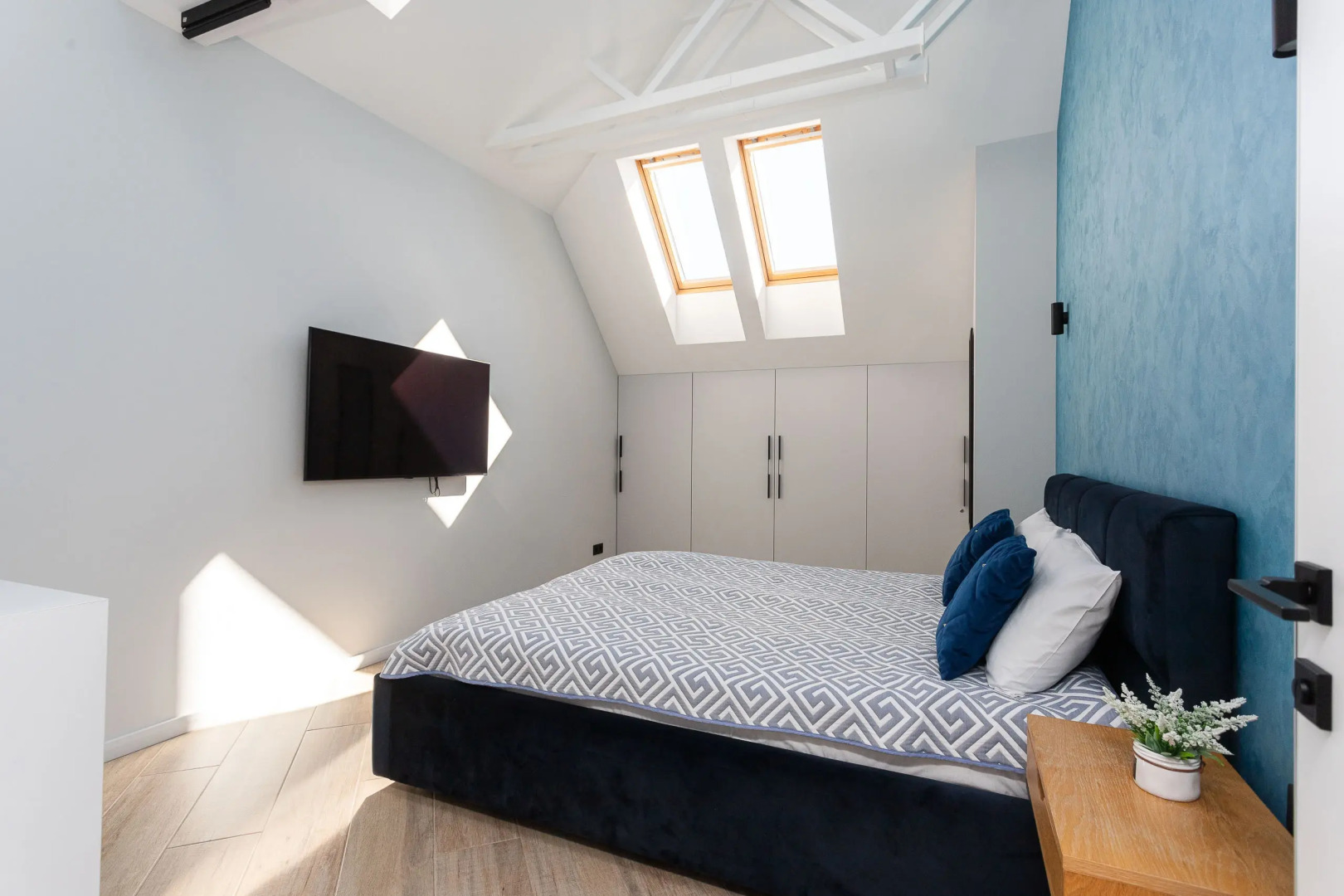 Квартира с Мансардными Окнами и Видом на Море