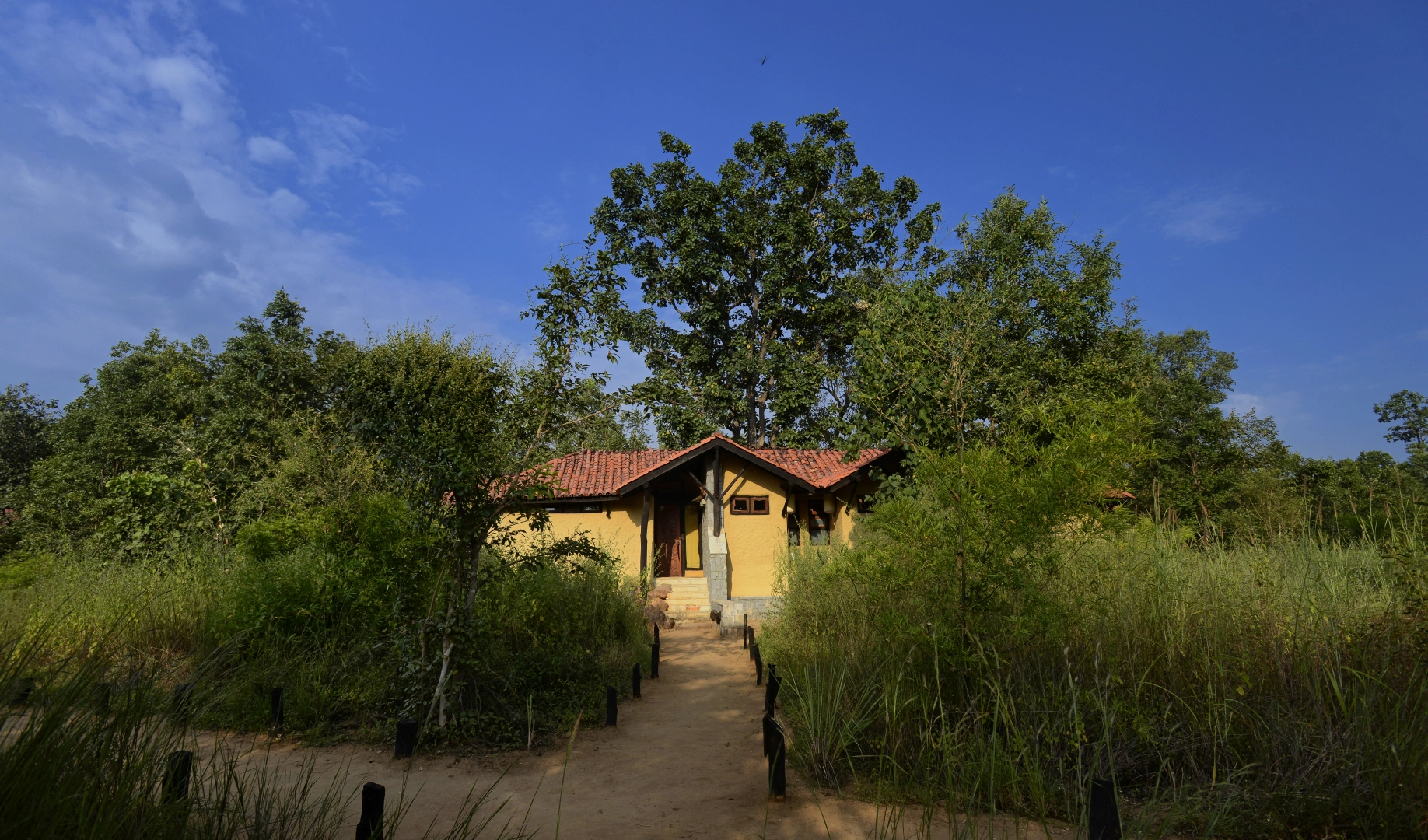 Бунгало Pugdundee Safaris - Kanha Earth Lodge