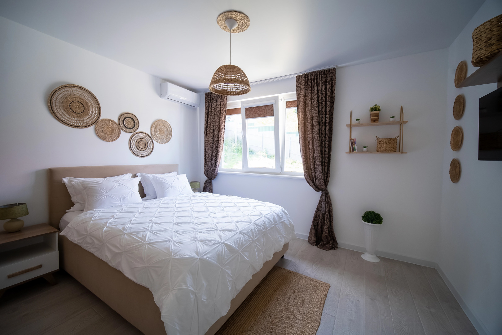 Частный Дом с Бассейном Мансардой и Видом на Горы