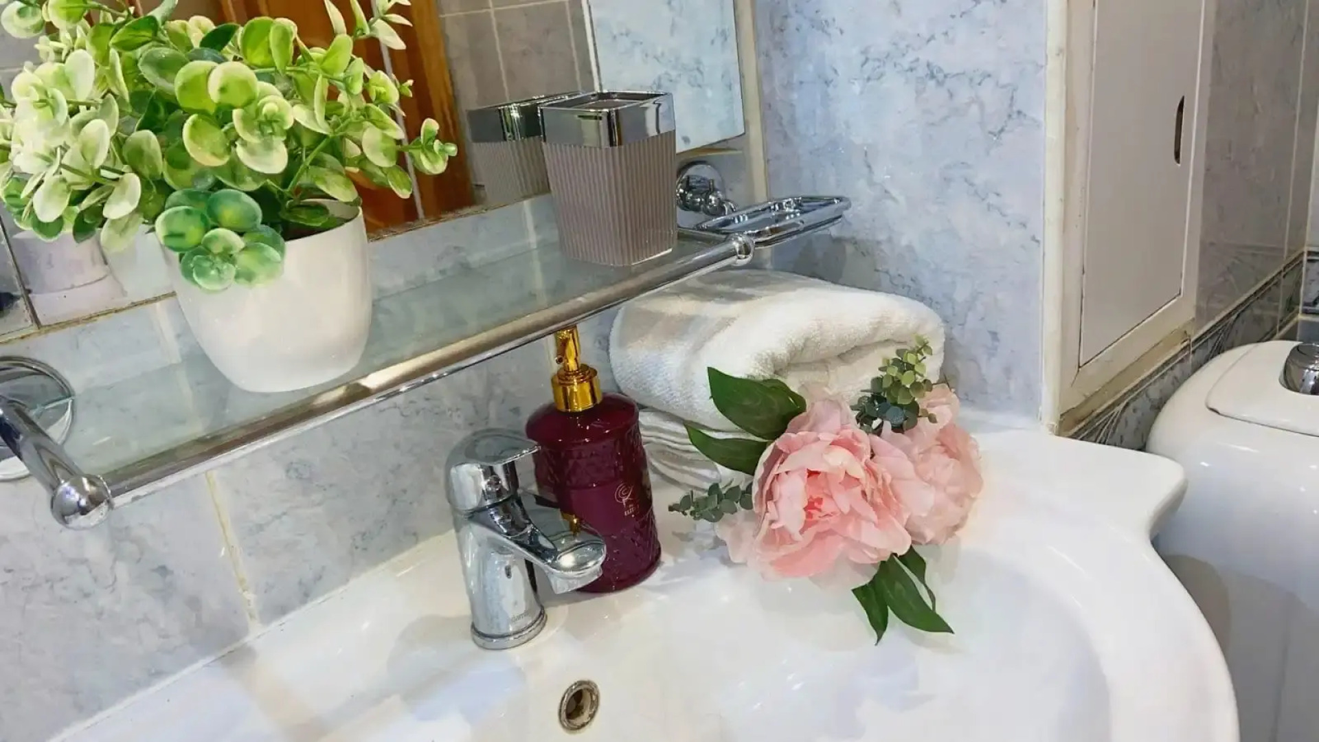 Квартира GoldApart Мантулинская 2