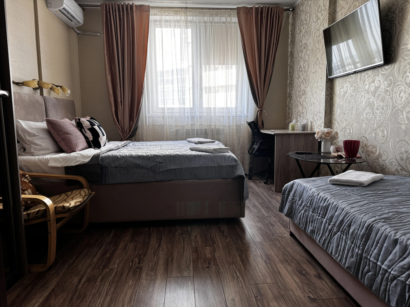 Квартира Новая Двухкомнатная квартира до 8 человек прямо у входа в метро