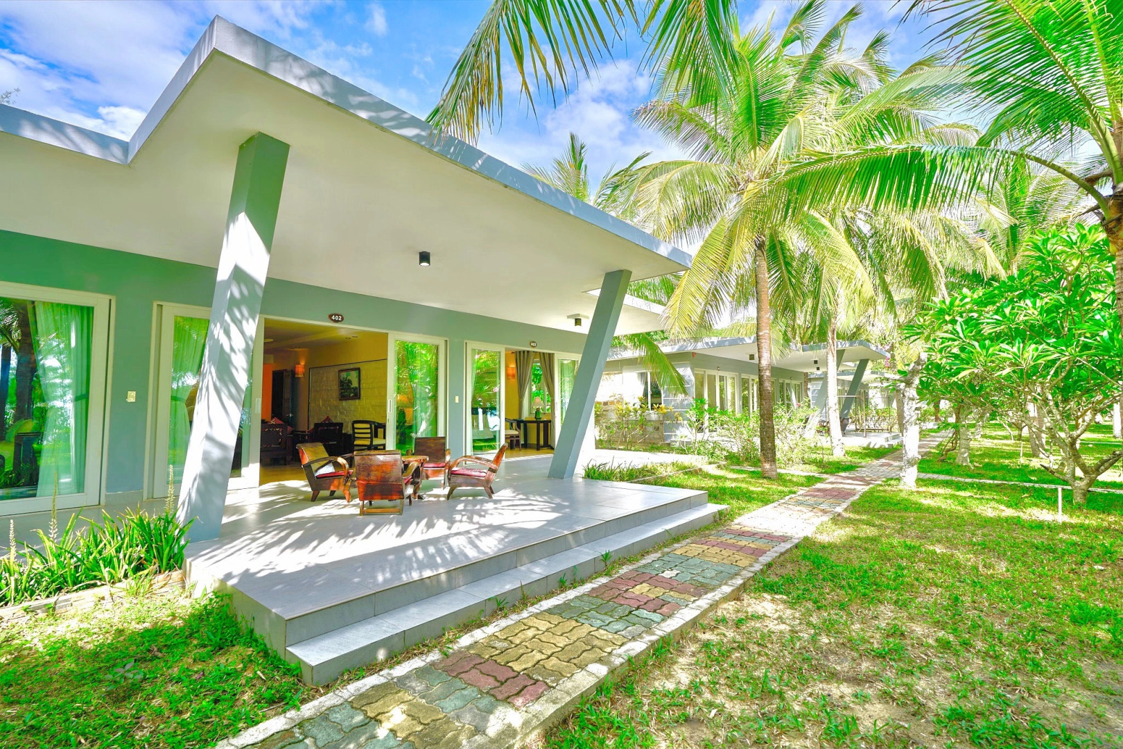 Курортный отель Lang Co Beach