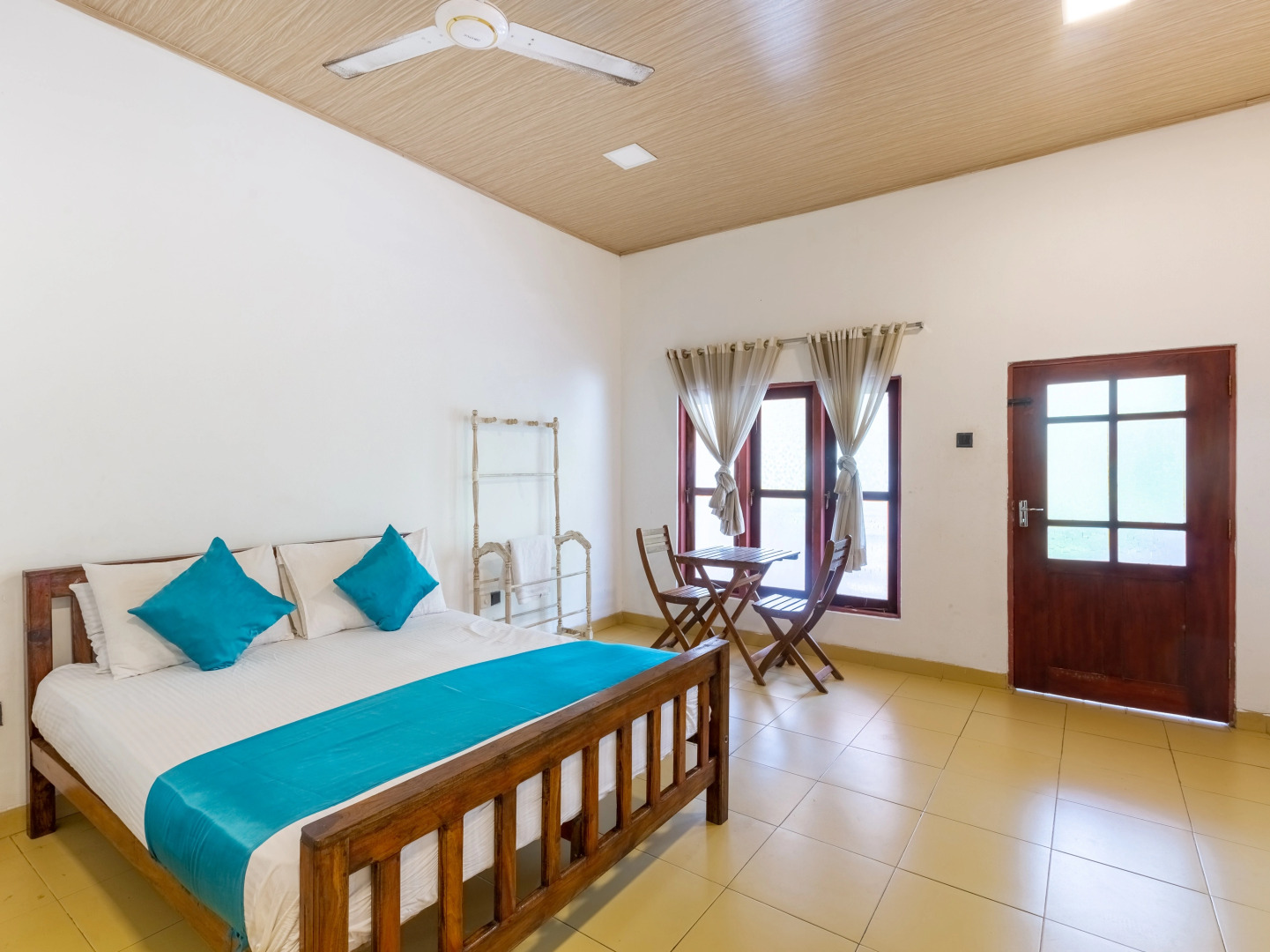 Отель Yoho A4 Holiday Inn