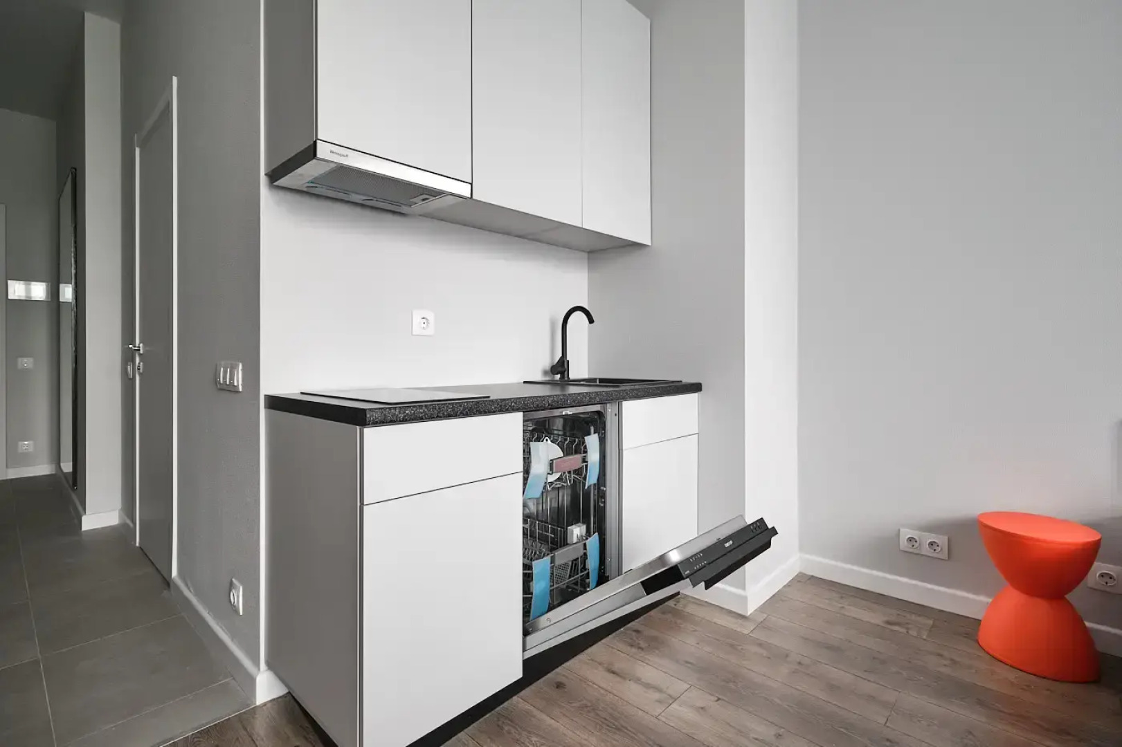 Квартира Уютная студия возле метро и пруда