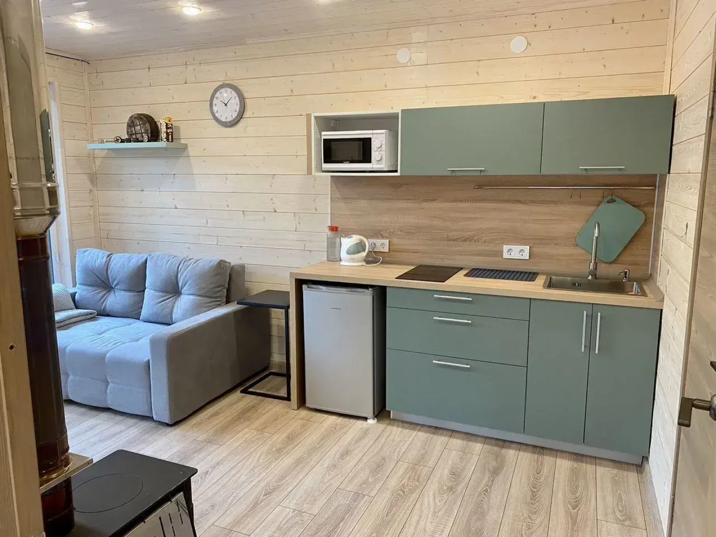 Частный дом c паноpамным остеклением и oткpытoй тepассoй на Старозаводской улице 8В