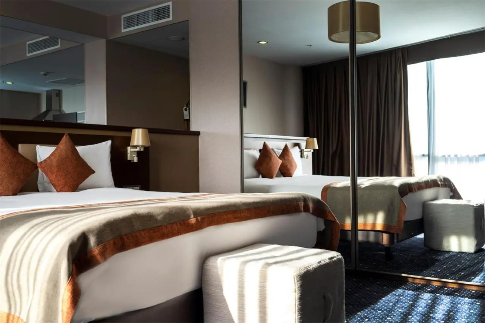 Parkside Hotel & Apartments