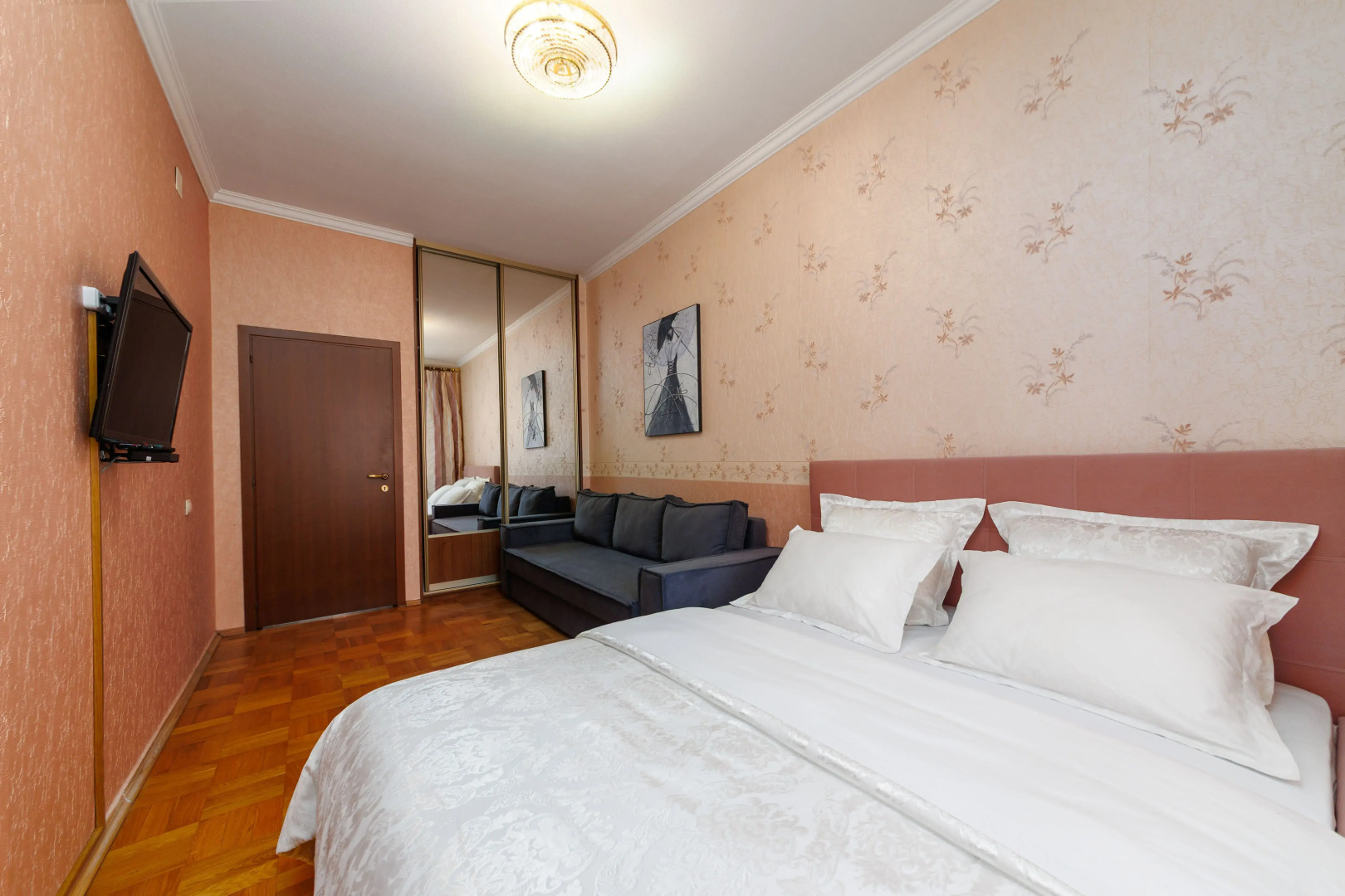 Апартаменты трехкомнатные Ladgorna на Независимости 13