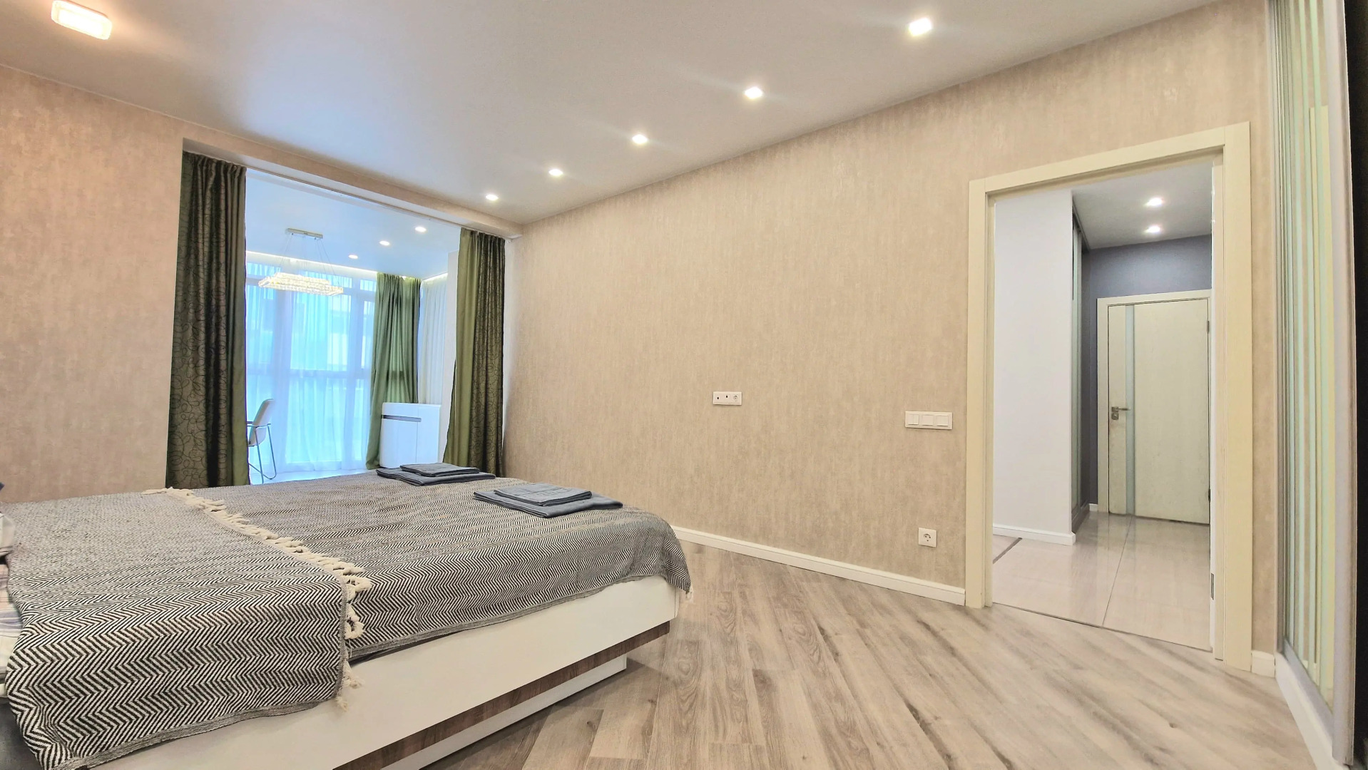 Квартира с панорамным видом на реку Казанка и Казанский кремль, рядом со станцией метро