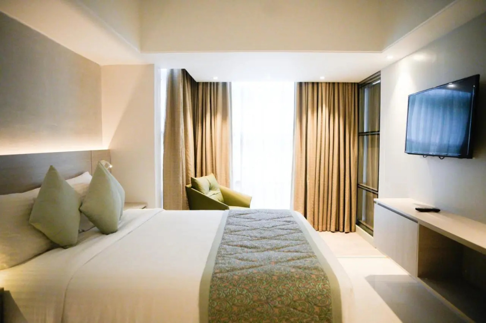 Отель Lakeshore Heights