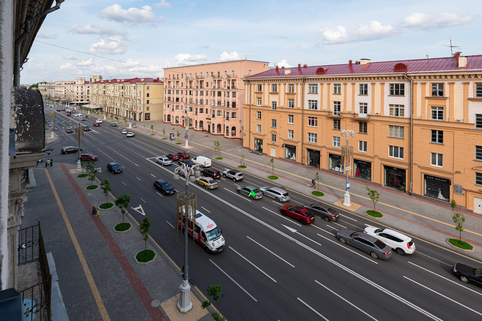 Апартаменты Сталинка после ремонта с видом на главный проспект Минска, крыши и закаты