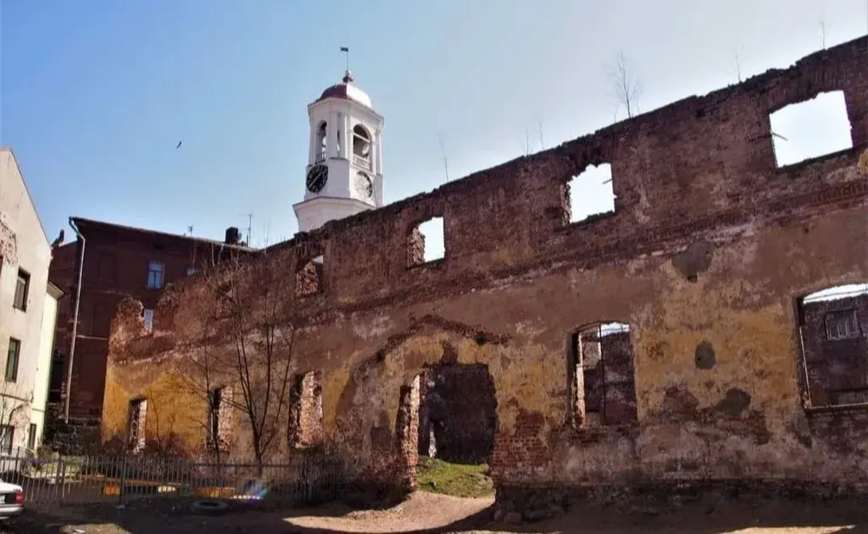 Квартира у Часовой Башни с Просторной Кухней