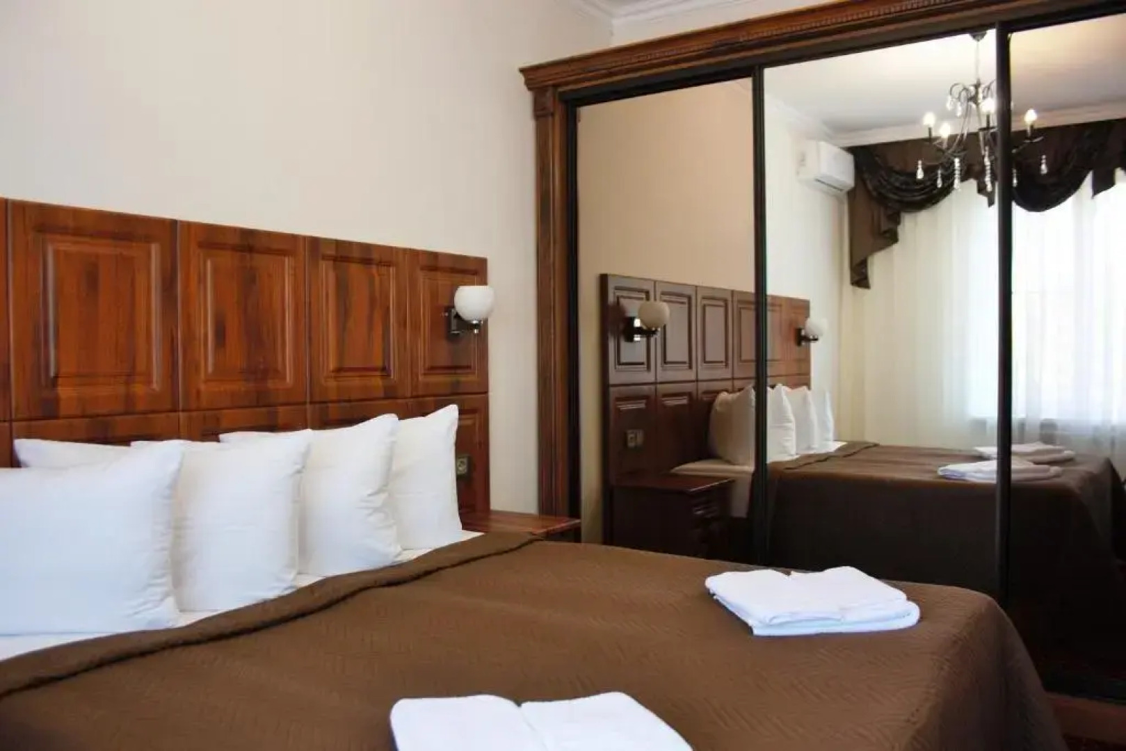 Отель Корона