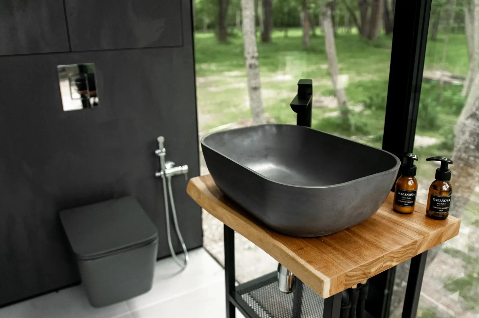 Частный Дом на Берегу Реки с Приватной Террасой и Джакузи