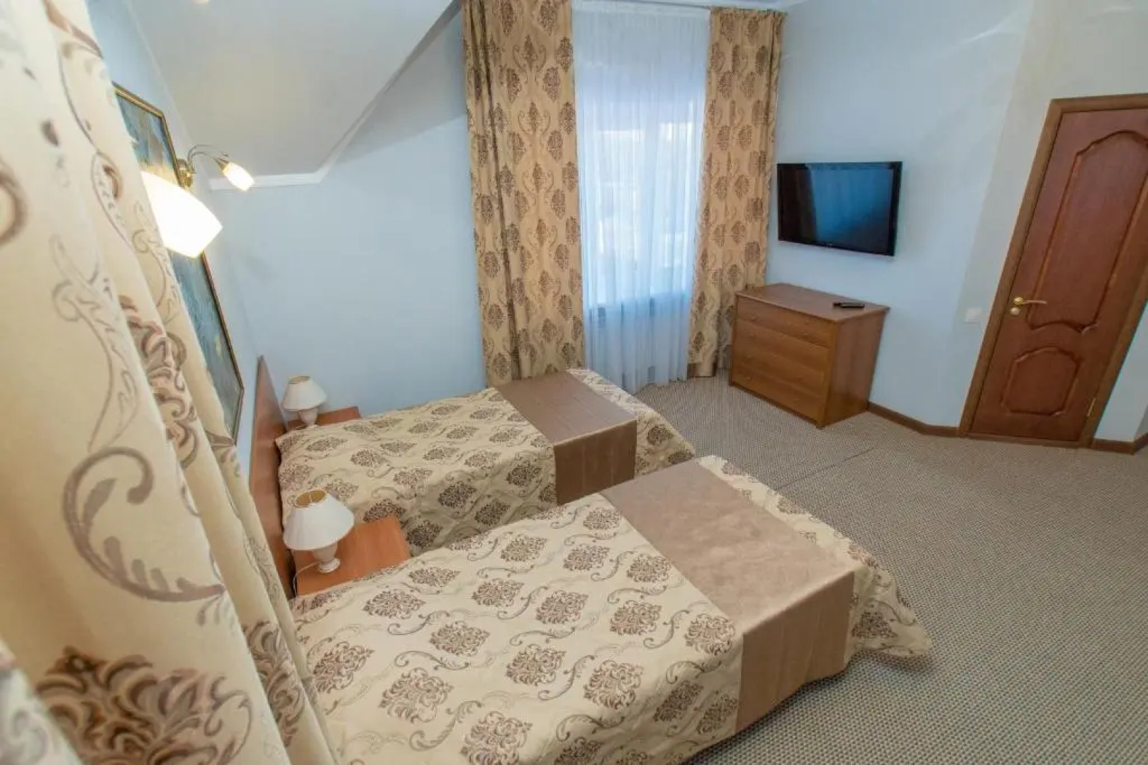 Отель Виноград