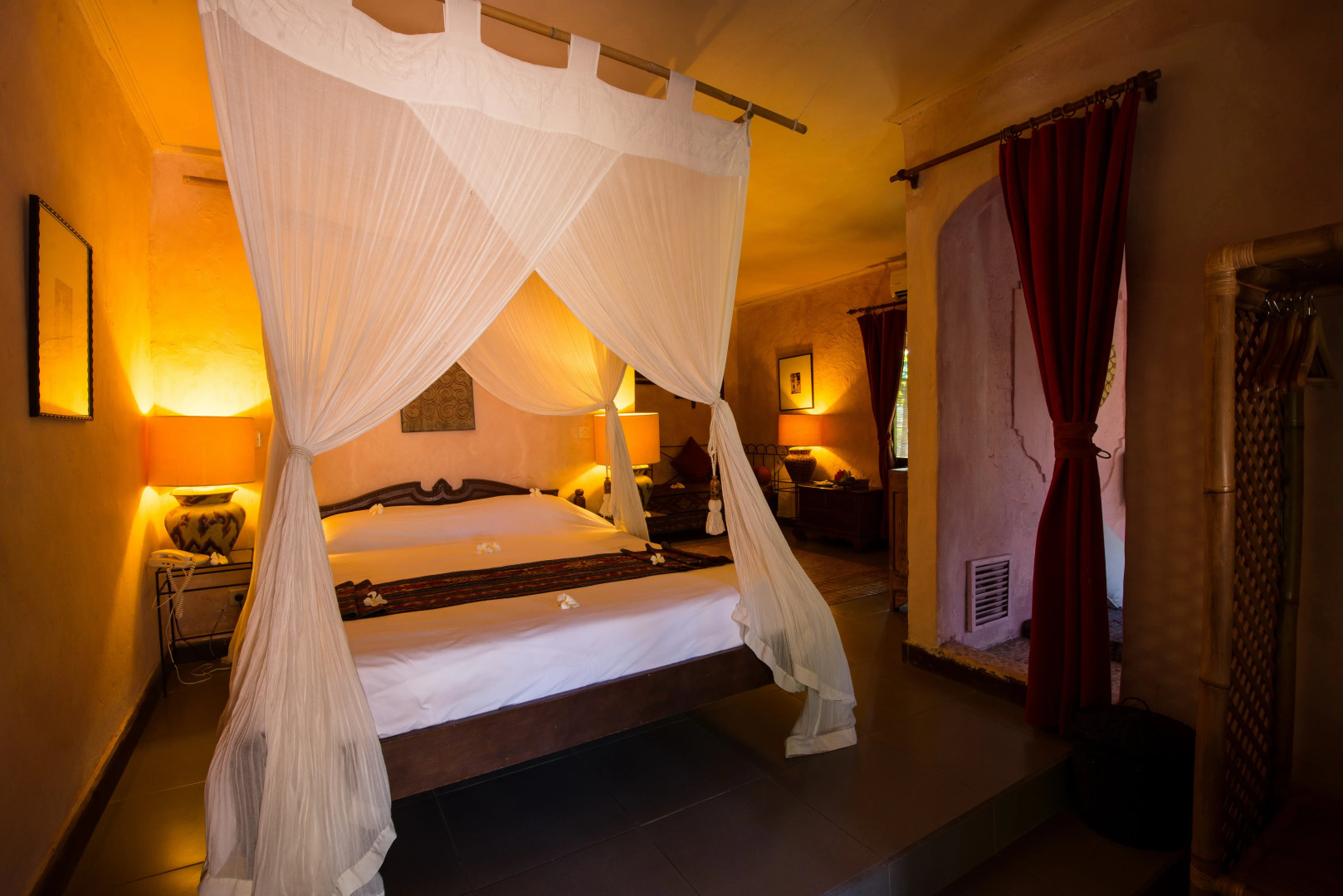 Отель La Taverna Suites