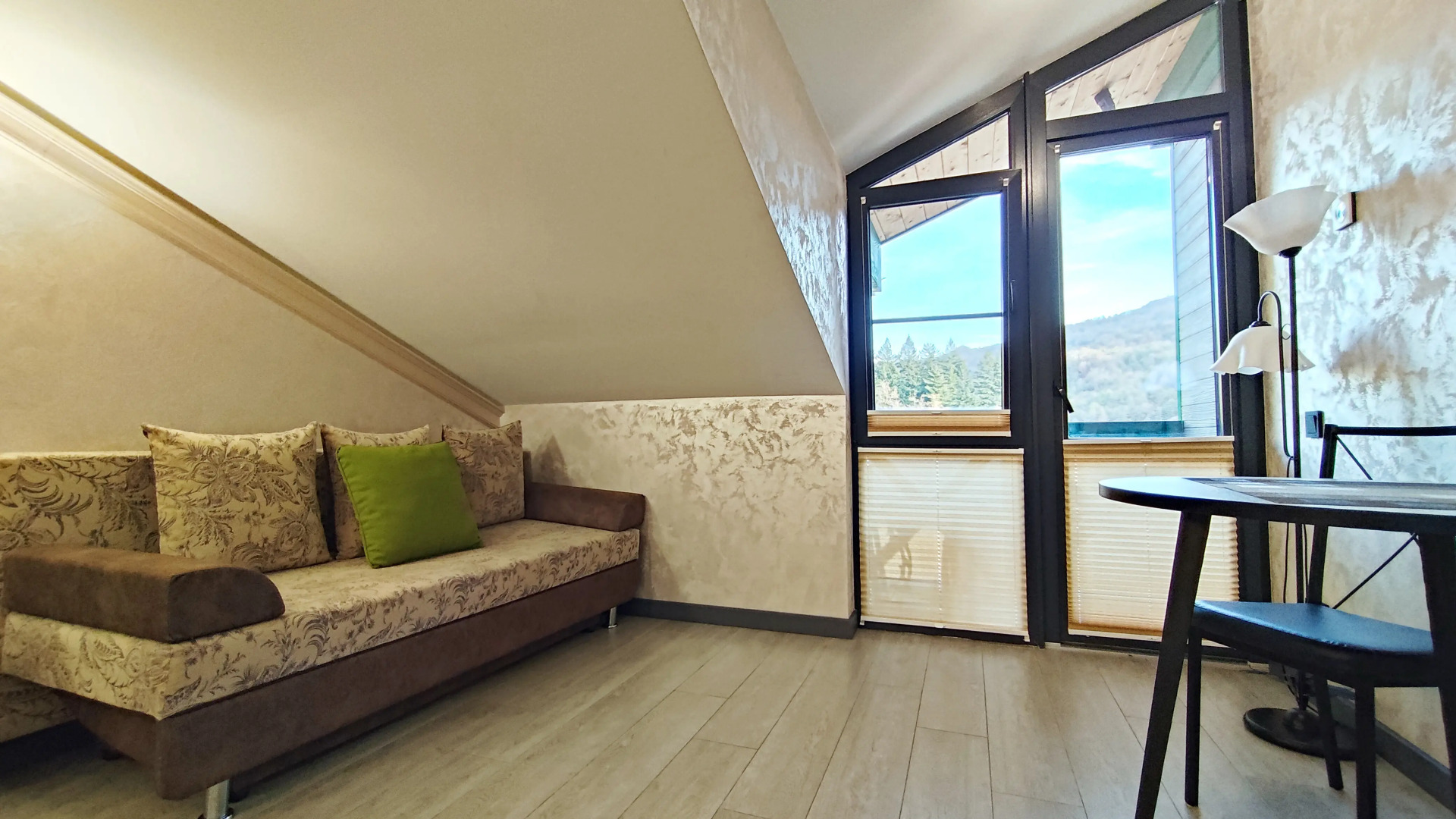 Апартаменты с Панорамным Видом на Горы и Открытым Балконом