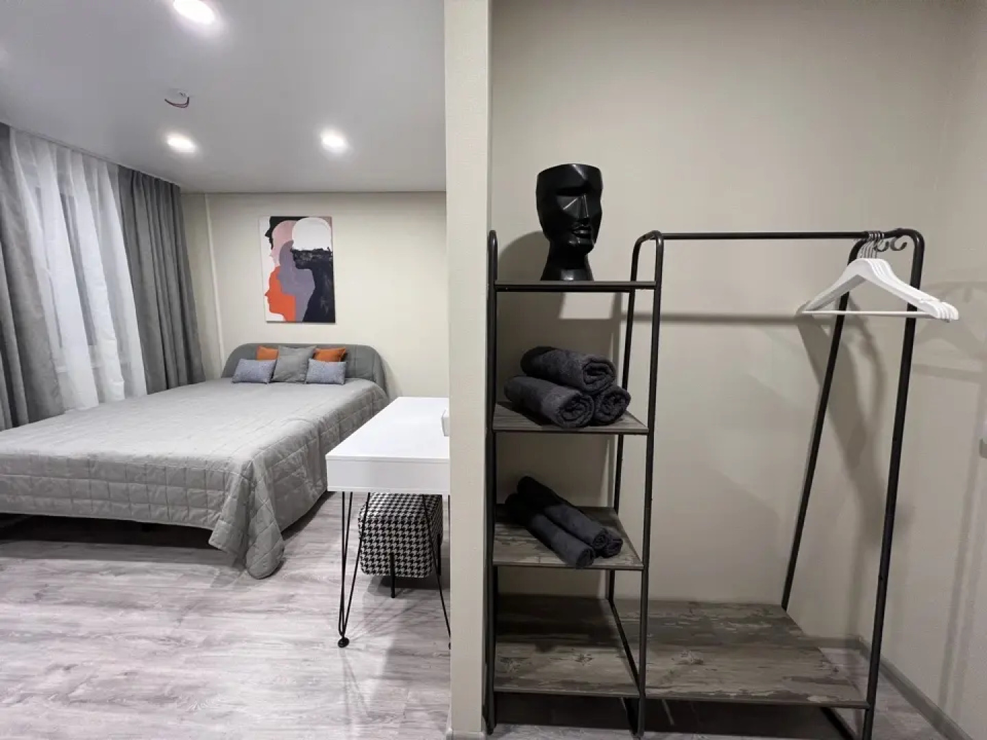 Апартаменты 4 оранжево-черные