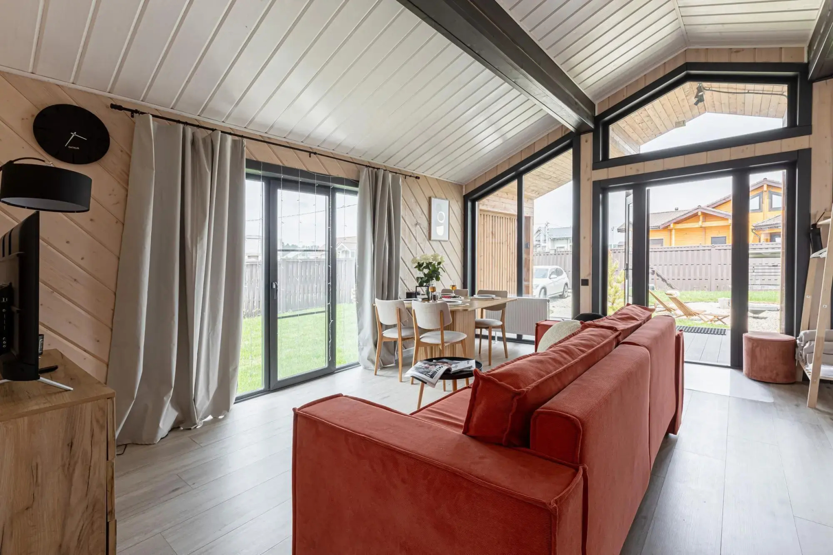 Частный Дом Среди Зимнего Леса с Панорамными Окнами