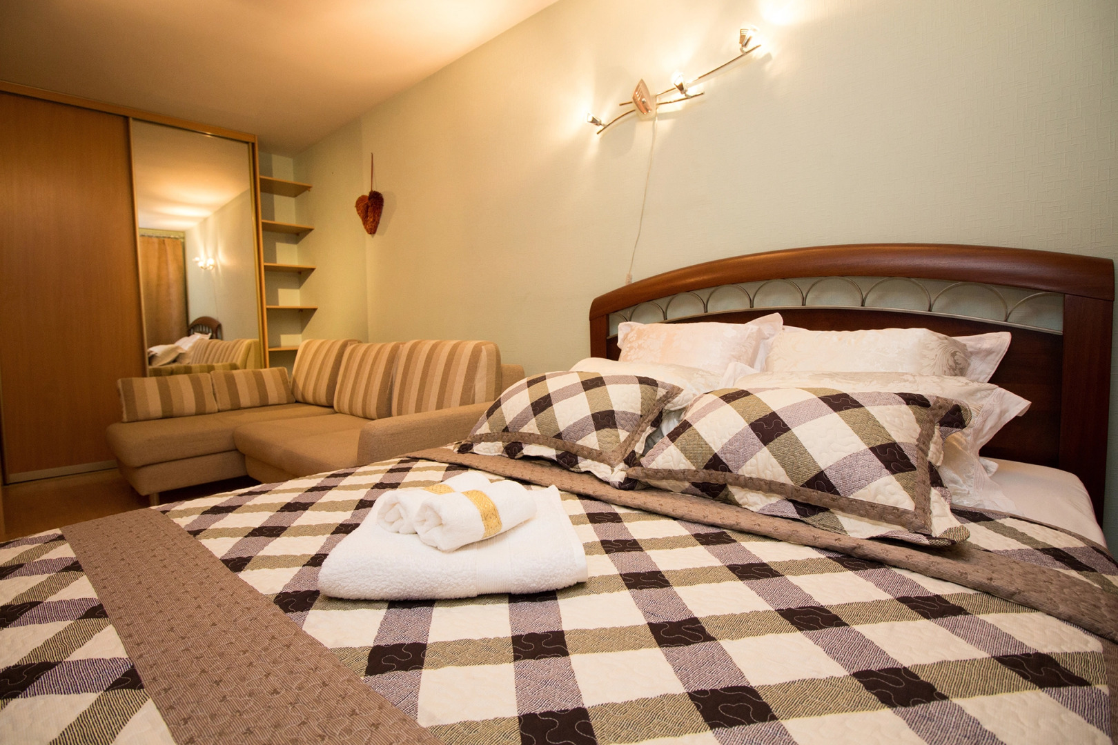 Апартаменты на Ельнинской 13