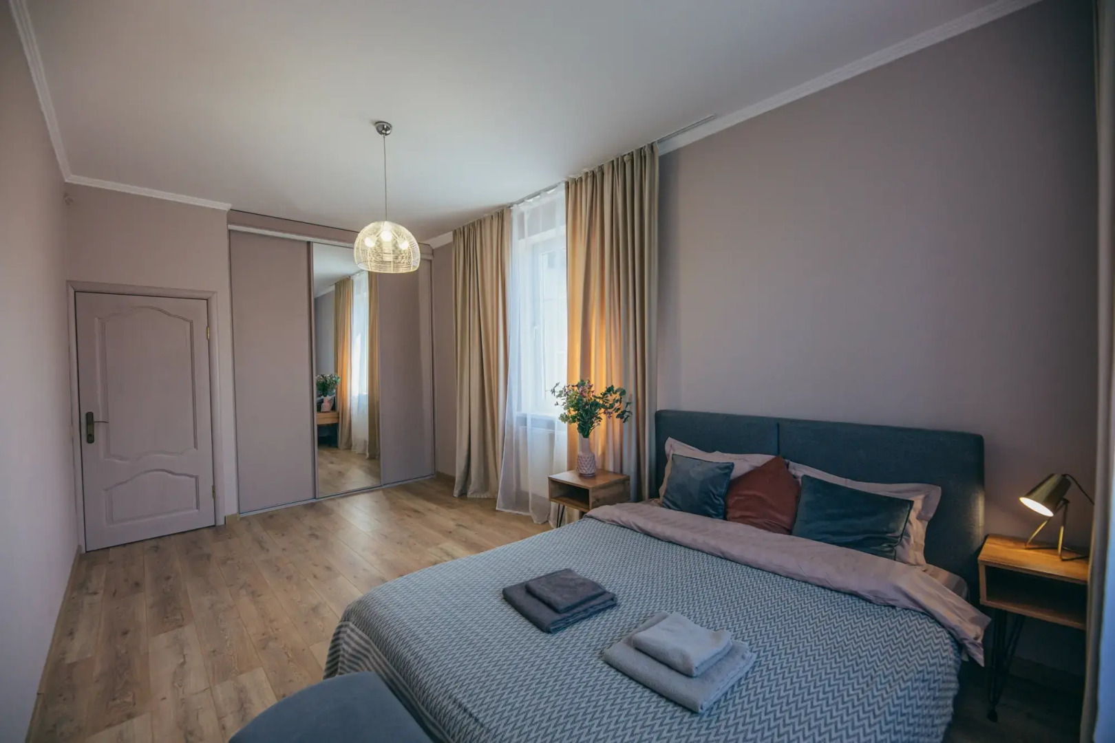 Частный дом в центре города с зеленым садом