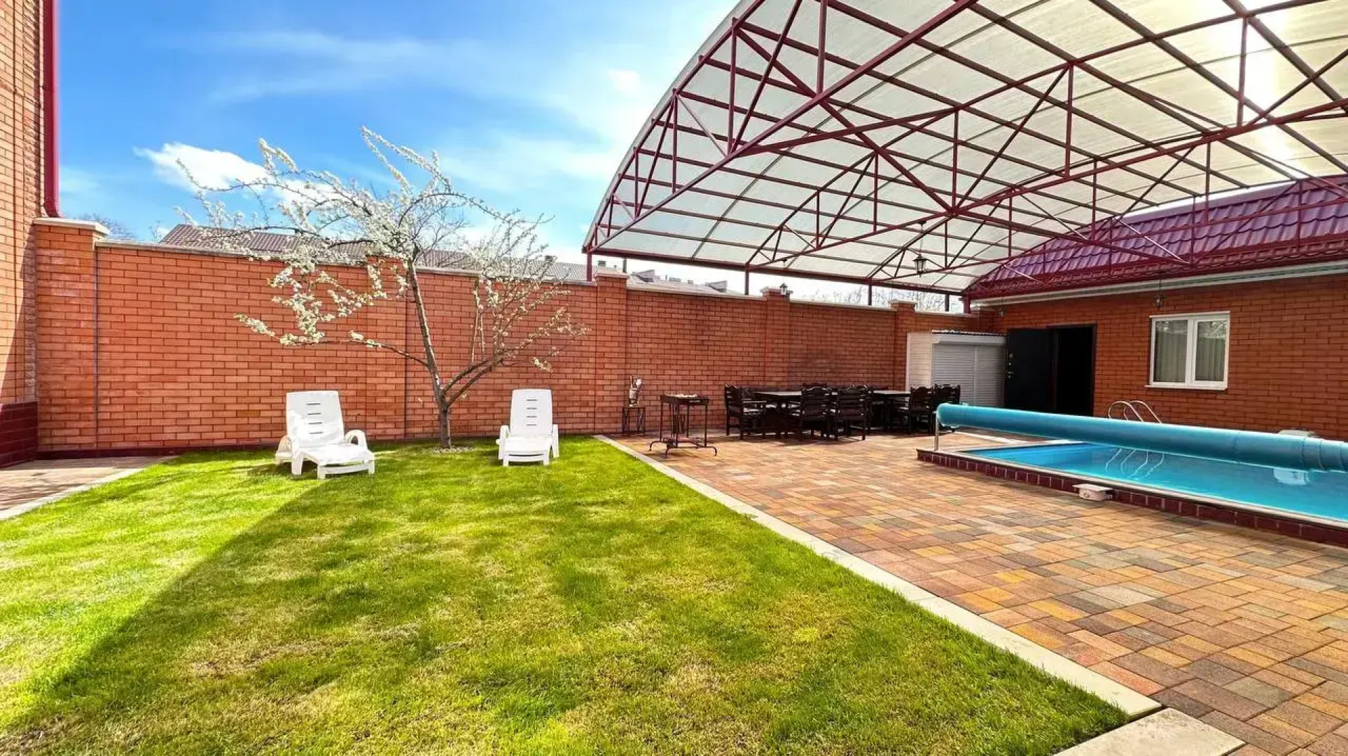 Частный дом с бассейном