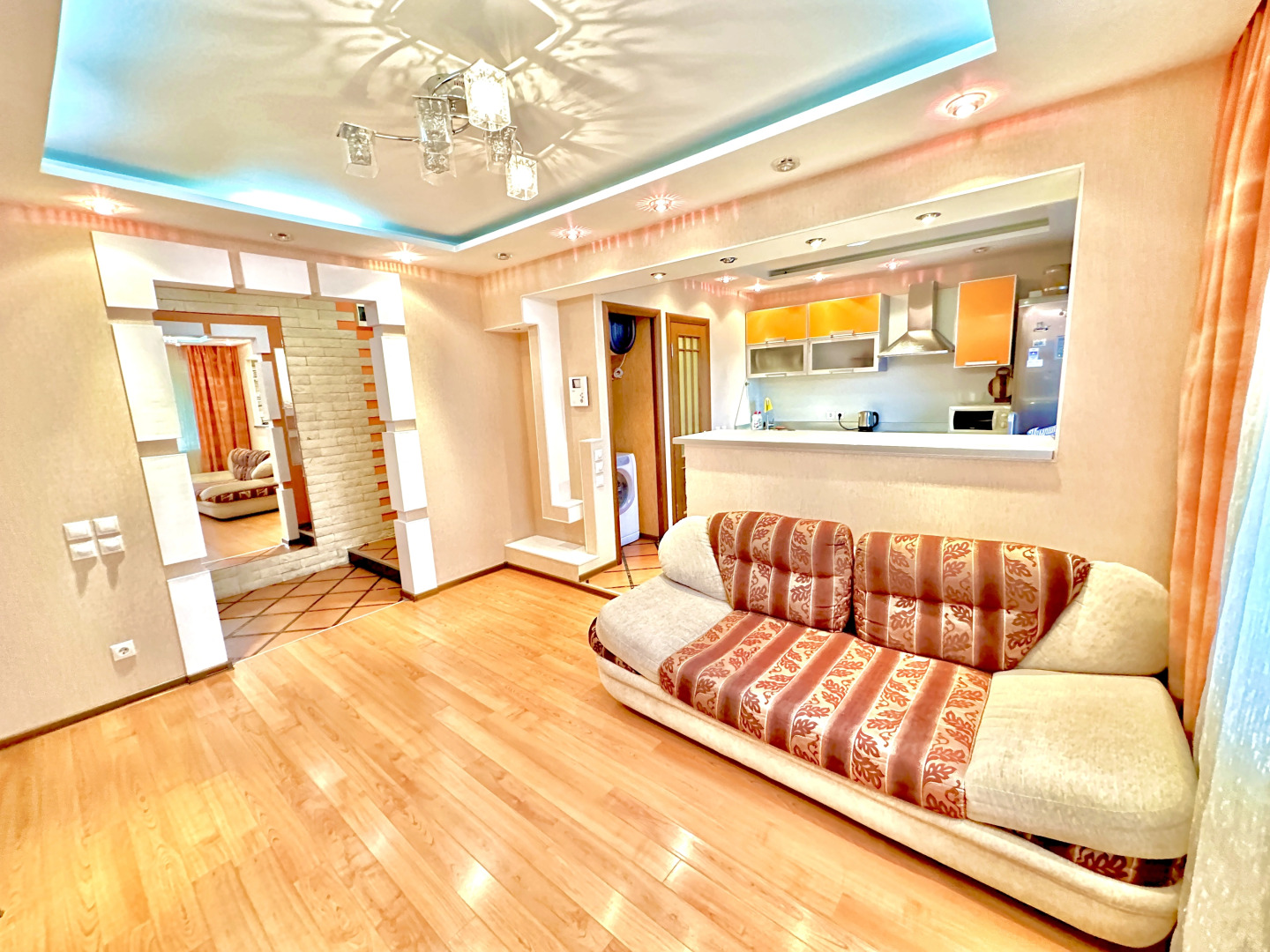 Квартира Светлая 2-комнатная: рядом гостиница Воркута и Центральная площадь