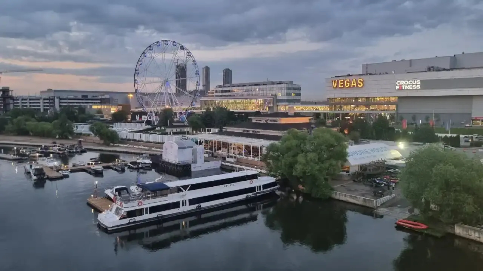 Апартаменты Студия с камином, деревом и видом на реку