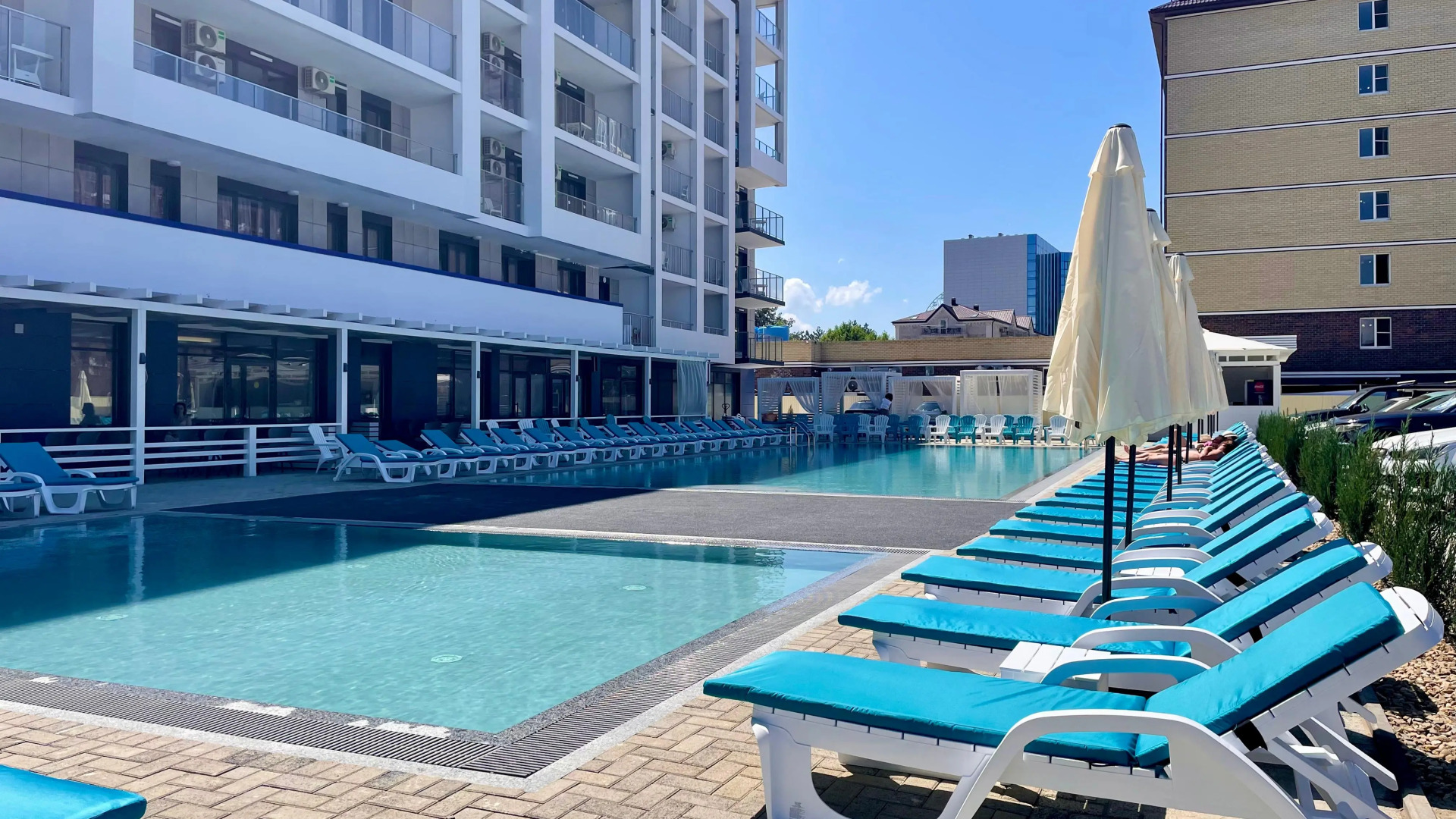 Апартаменты с бассейном у моря