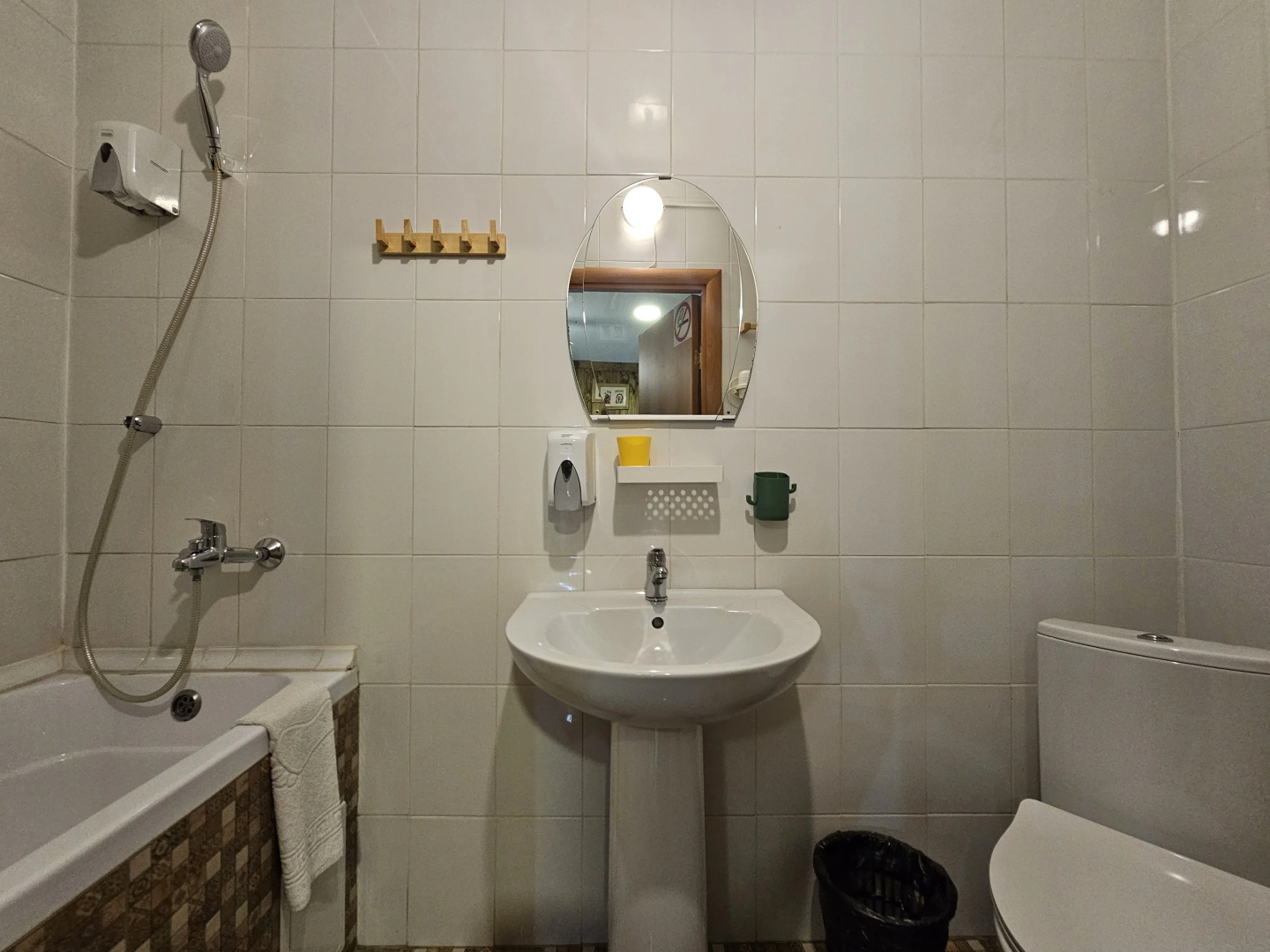 Lemon Joe Hotel