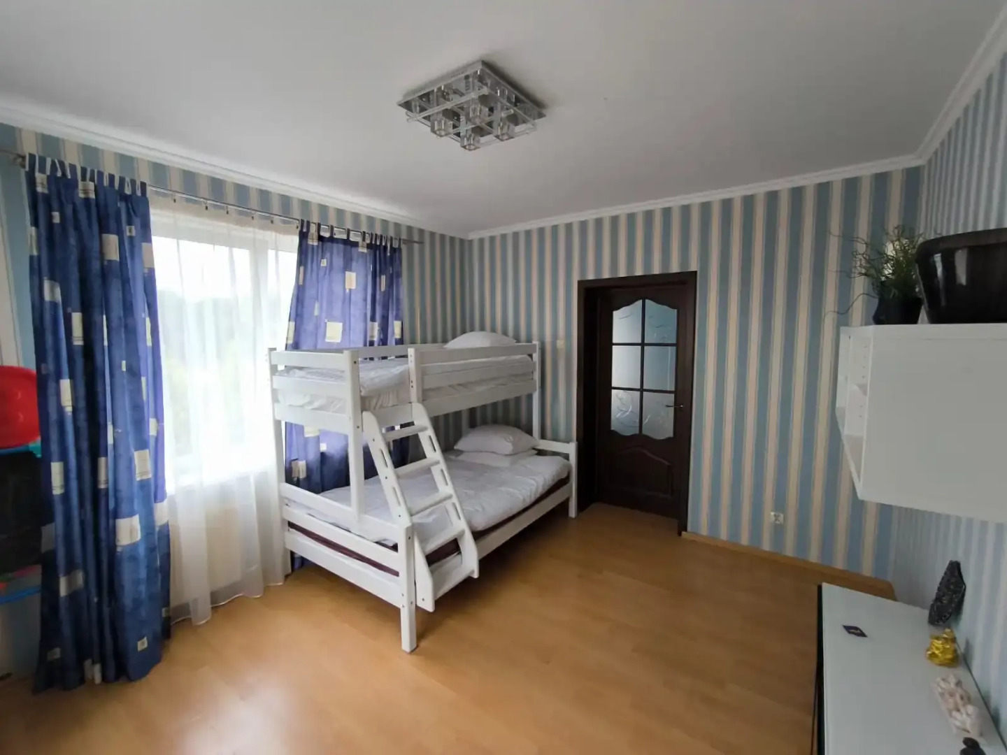 Частный дом с бассейном, сауной и камином