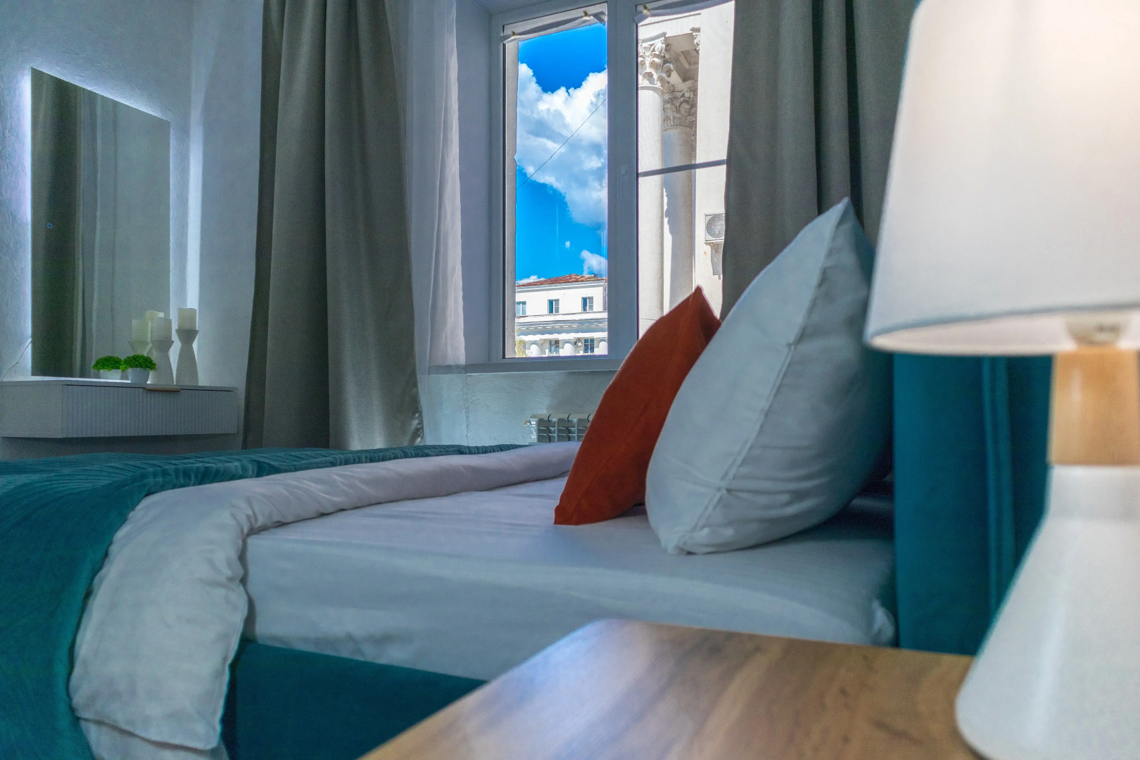 Апартаменты Атмосферные на набережной в доме с колоннами Ловец Снов 1