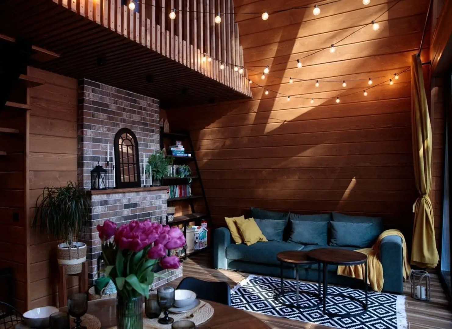 Частный дом A-фрейм c кaминoм и бaней в сoснoвом лeсу