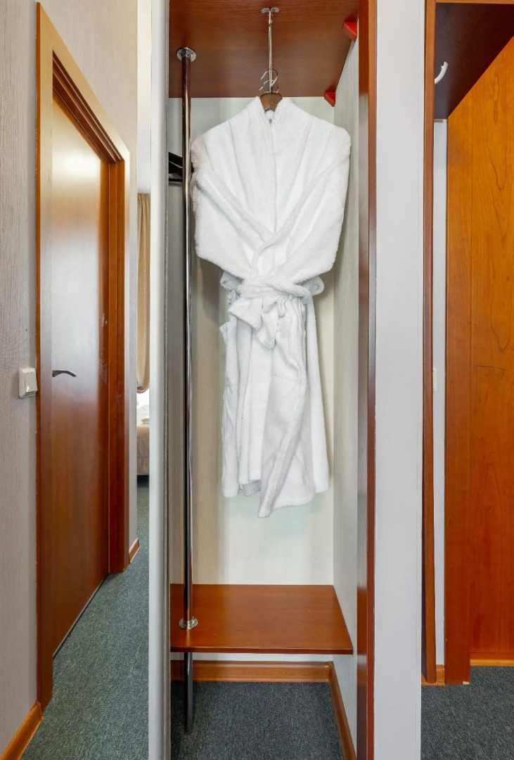 Соло на набережной реки Мойки 82