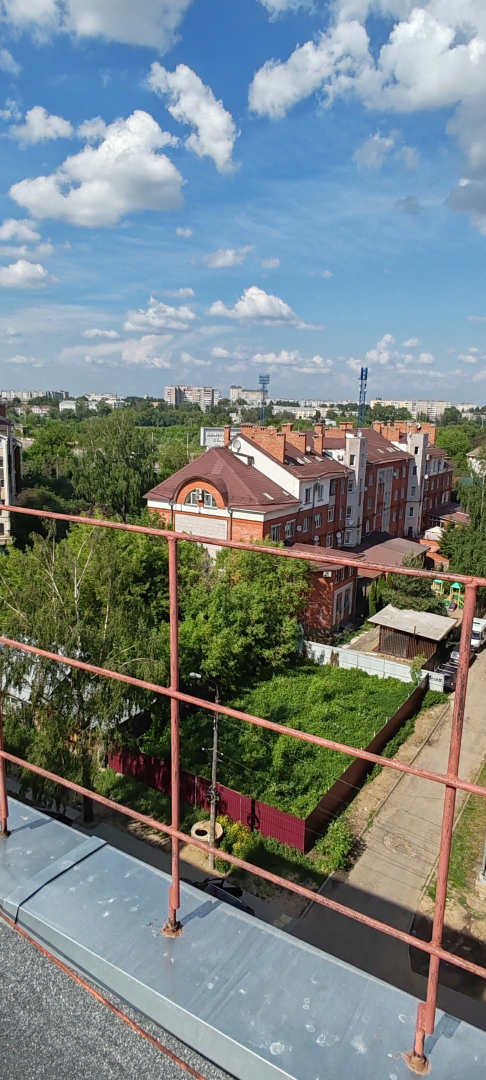 Квартира - студия в центре, есть выход на крышу и бесплатная парковка