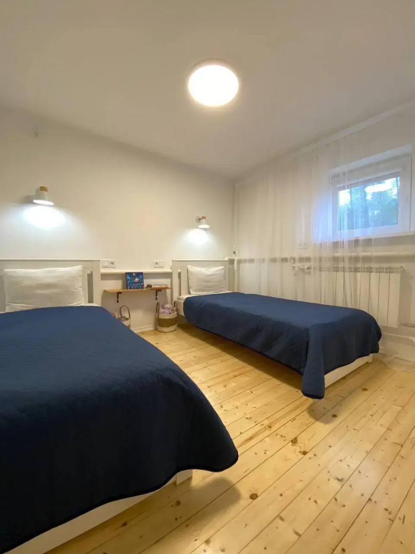 Частный дом с садом и бассейном