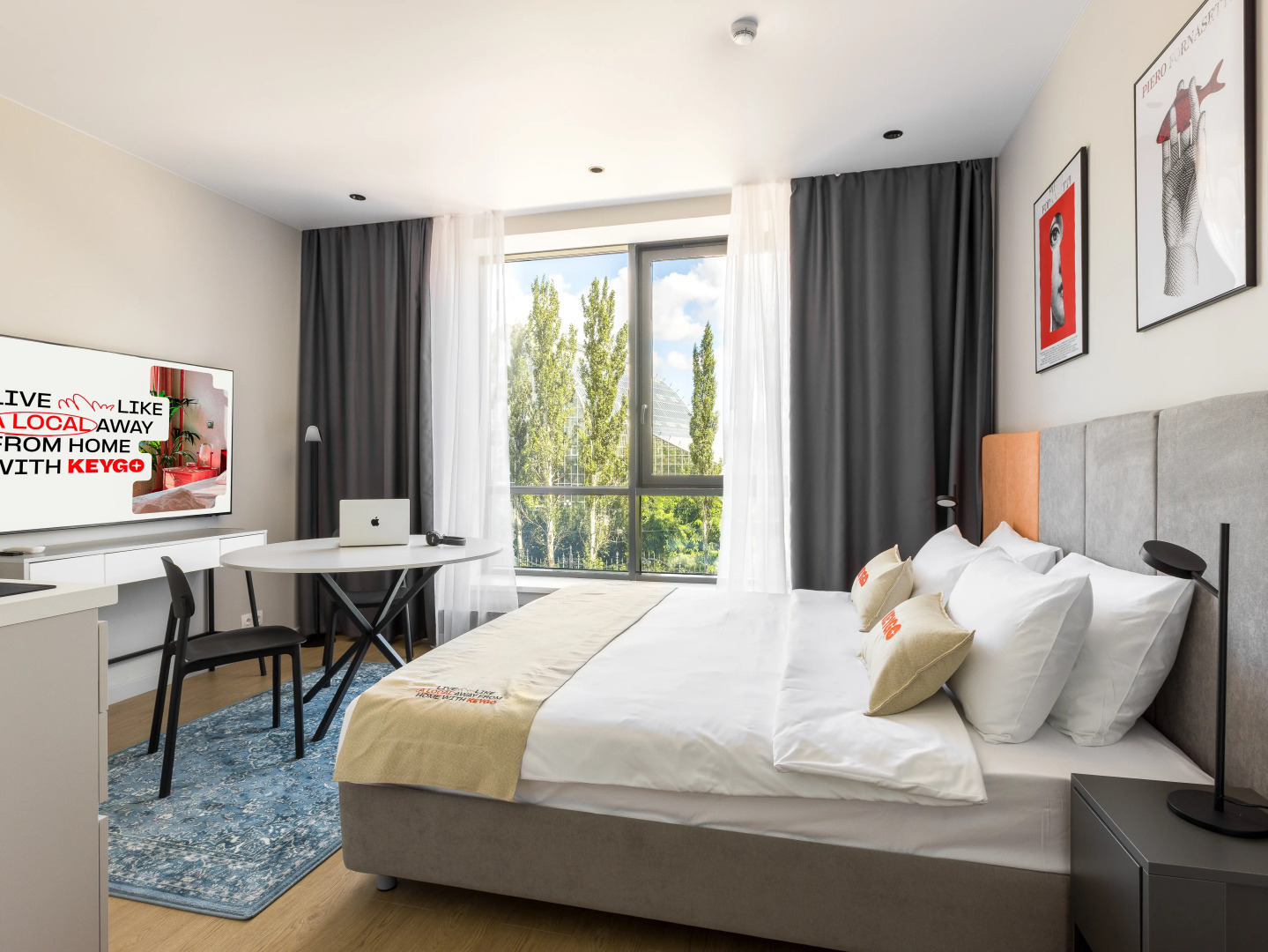 Апартаменты KeyGo 1036 с бассейном и видом на Новую Фондовую Оранжерею