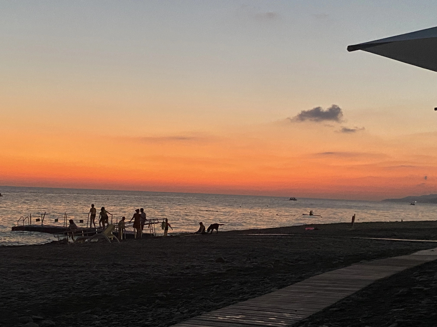 U Morya Luchezarnyij Apartments