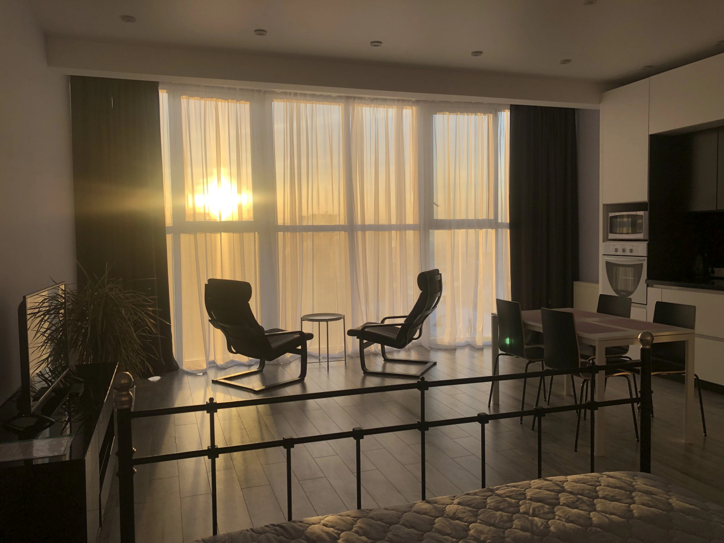 Квартира Просторная Студия с Панорамными Окнами в Центре