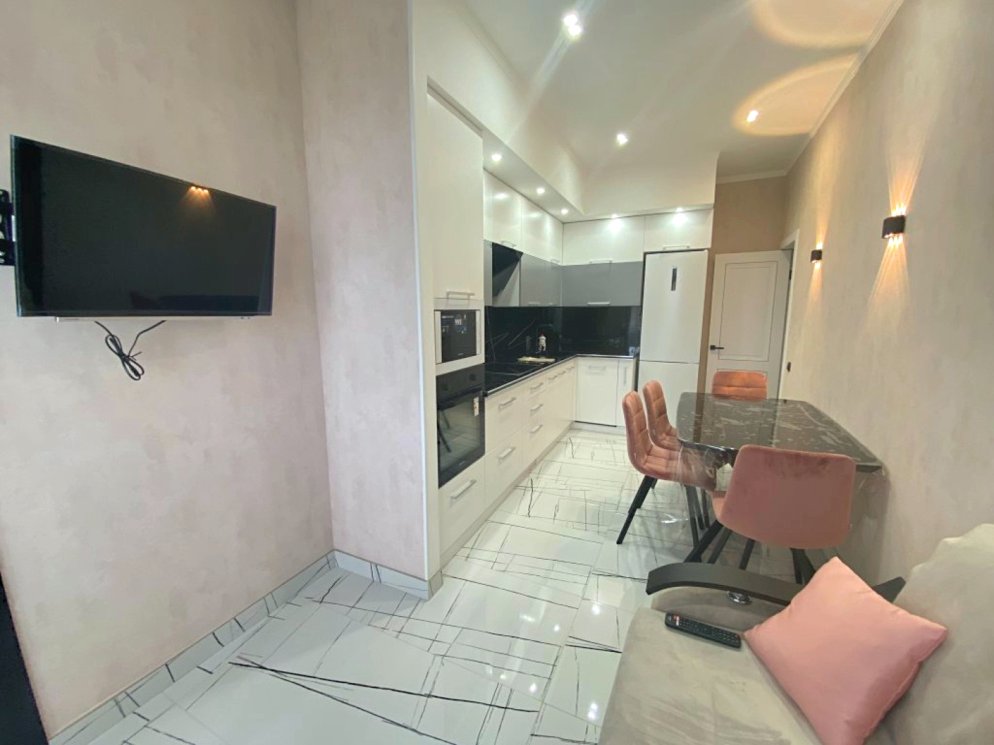 Апартаменты Улучшенные На Пушкина 54\1 с панорамным видом на город и парковочным местом