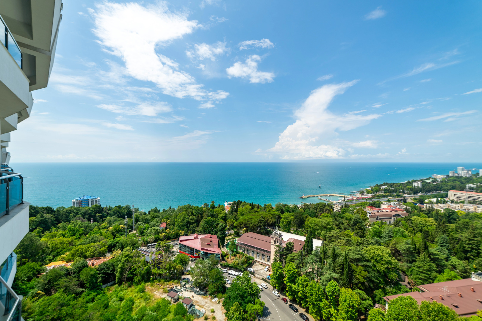 Квартира с двумя террасами и бассейном