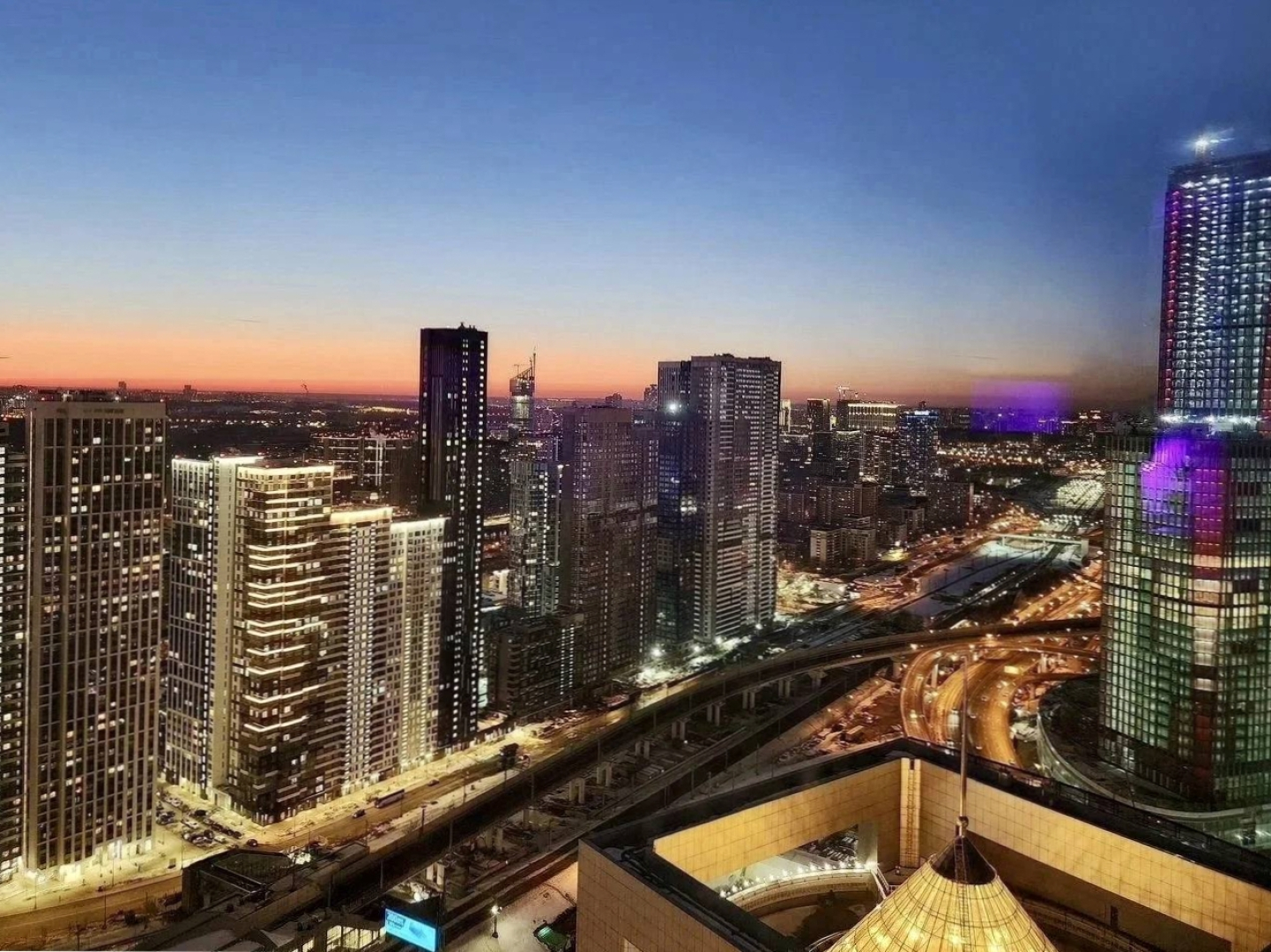 Апартаменты Sky City Moscow Уютная студия с подсветкой и Аэрохоккеем в Москва Сити! Закатная сторона!