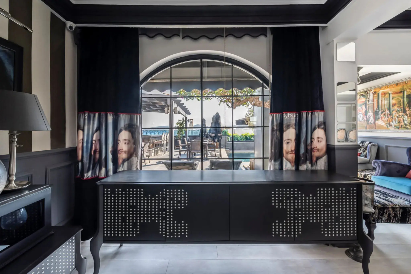 Отель Art & Interiors